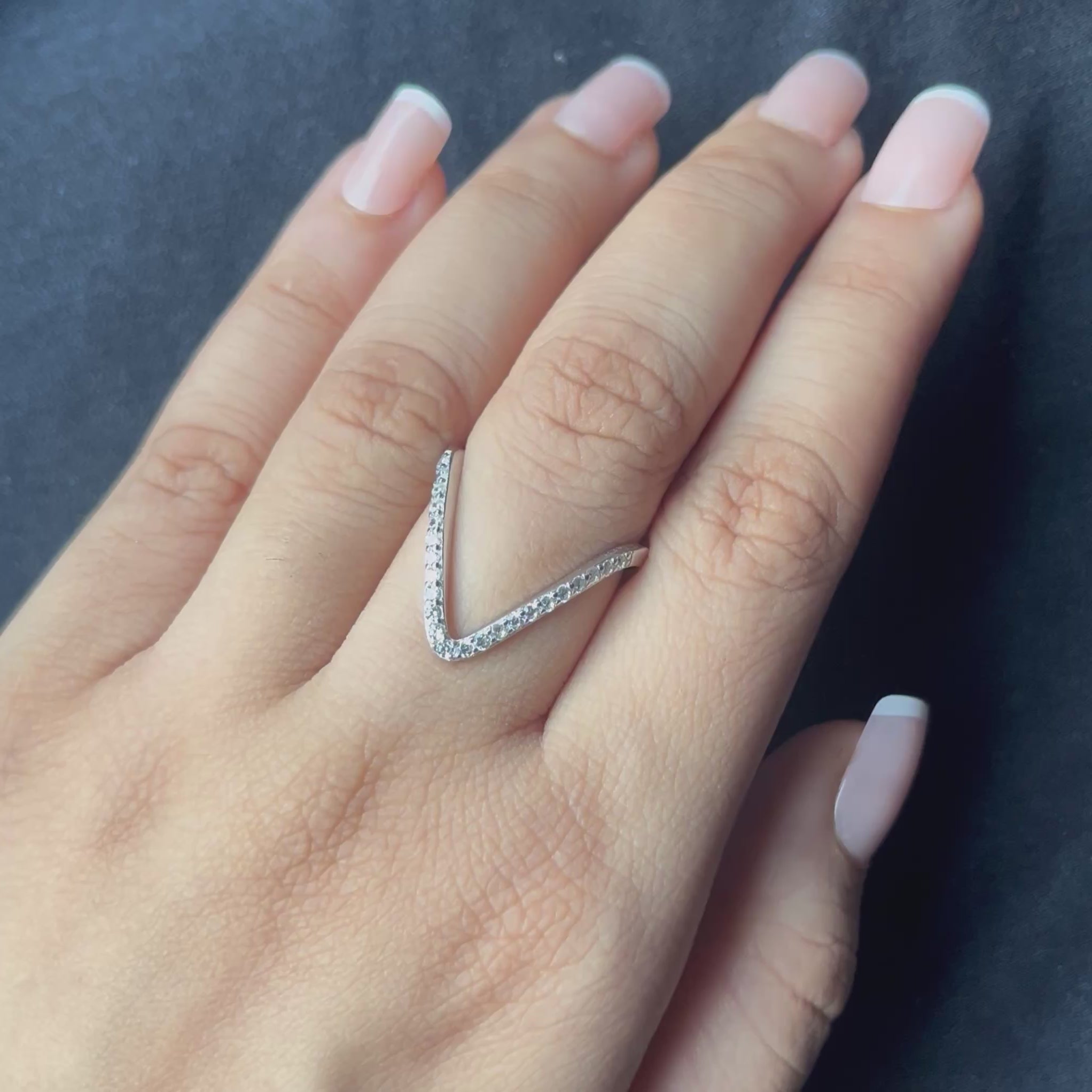 Classic V Ring